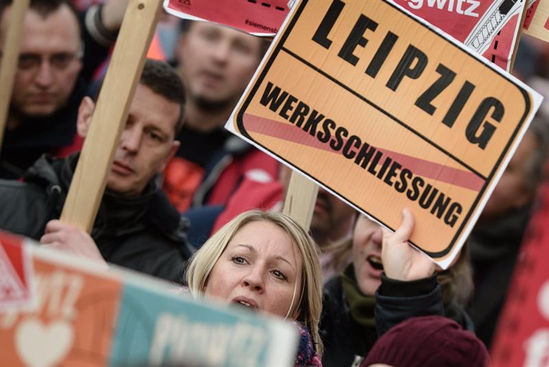  Siemens-Arbeiter protestieren bei der AnkÃ¼ndigung von KÃ¼rzungen in Berlin