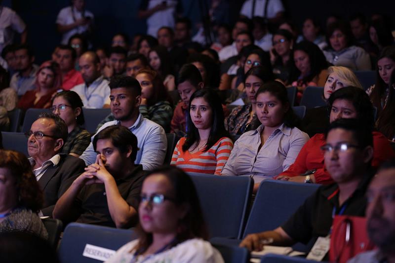  Jugendliche aus El Salvador feiern Global Entrepreneurship Week