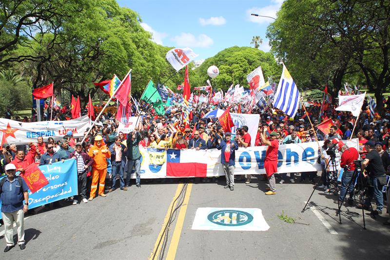  Tausende Gewerkschafter aus A.Latina marschieren in Uruguay gegen den Neoliberalismus
