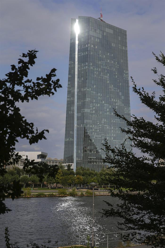  Die EZB wird die monetÃ¤re Ausrichtung auch nach dem Ende des Konjunkturpakets beibehalten.
