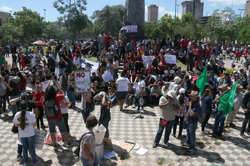  Gilden protestieren vor dem paraguayischen Kongress wÃ¤hrend der Budgetstudie