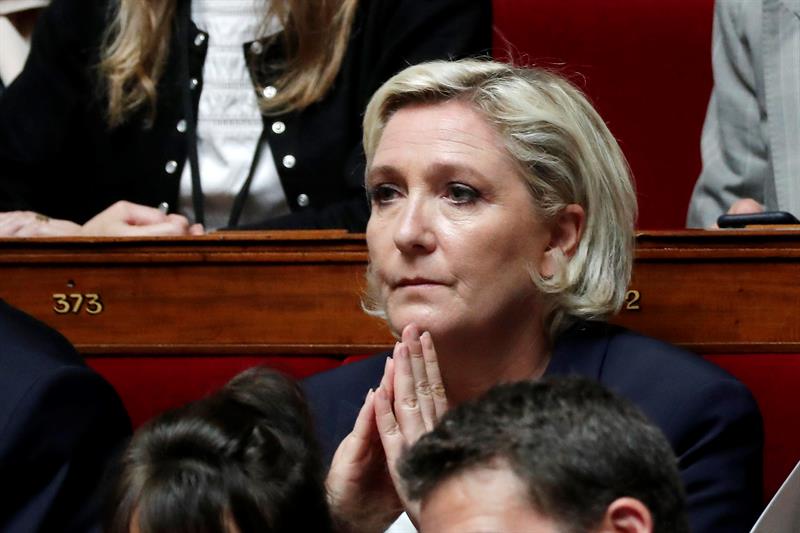  Die FN und Marine Le Pen, Bank entzogen, verurteilen eine politische Operation