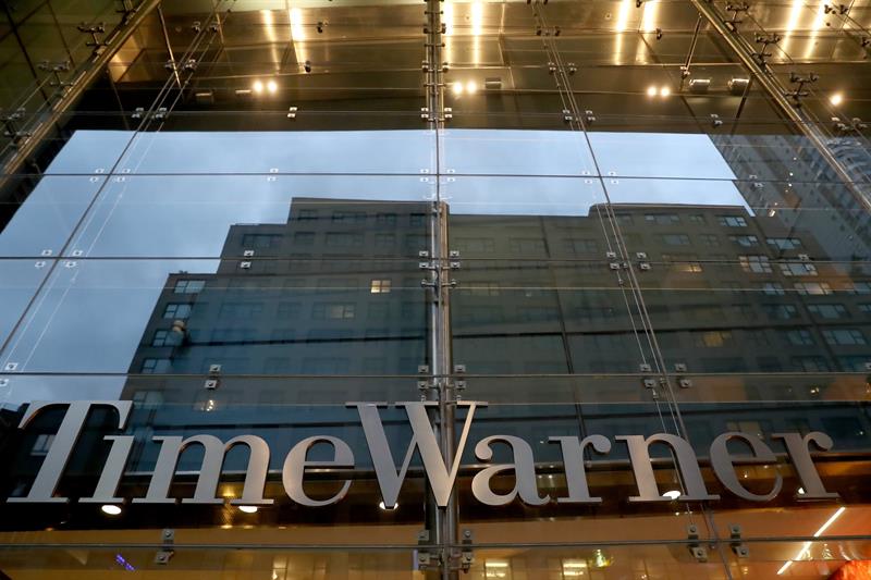  AT & T verteidigt, dass die Fusion mit Time Warner den Preis des Fernsehens senken wird